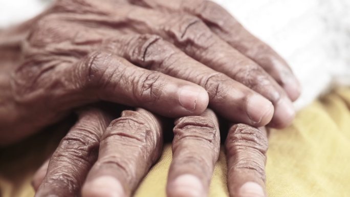 老年人双手的特写国外老人病房病床照顾病患