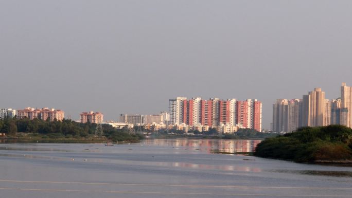 湖水后现代大建筑的壮丽景色