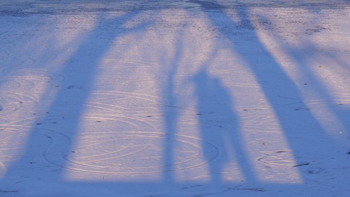 冬季恋人雪地拥抱身影夕阳下白头到老的爱情