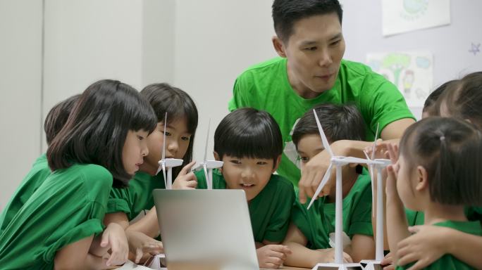 老师在课堂上用电脑给学生上回收利用的课