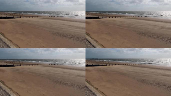 北海的海浪吹过海滩的干沙