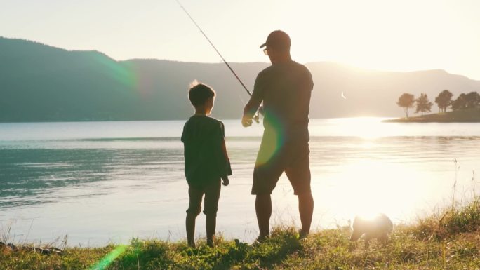 爸爸和儿子钓鱼河边垂钓中国父子童年父爱