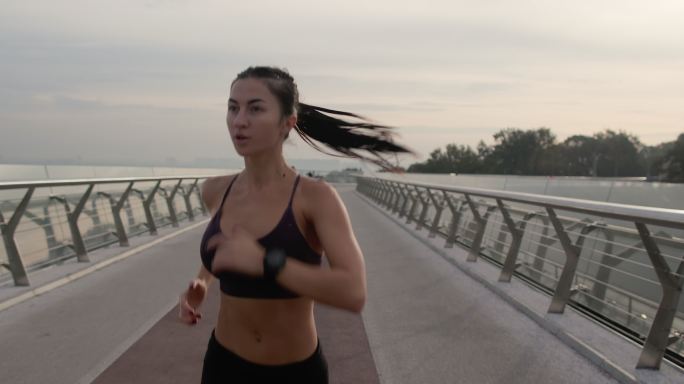 桥上跑步的女性奔跑女孩晨跑锻炼身体