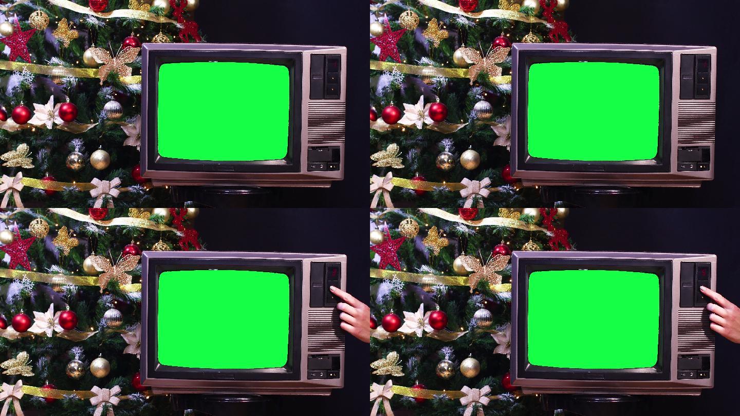 老式电视后面的圣诞树