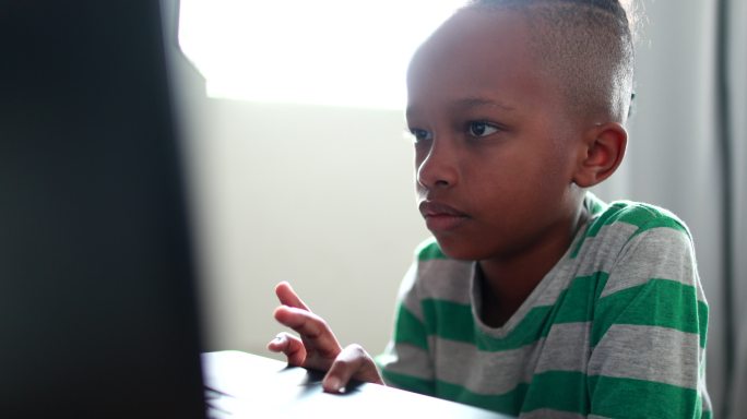 使用电脑的小男孩发育不良外国小孩贫苦