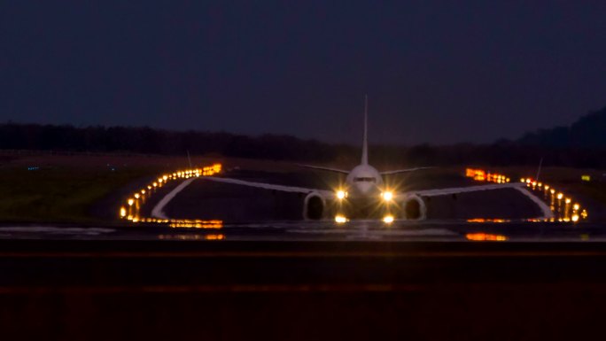 夜间在普吉机场起飞的喷气式飞机