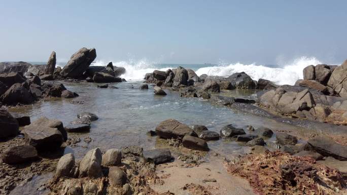 海浪拍打着岩石，填满了潮水滩