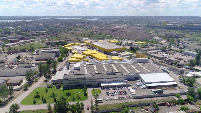 一个从空中看具有黄色外观的工厂。
