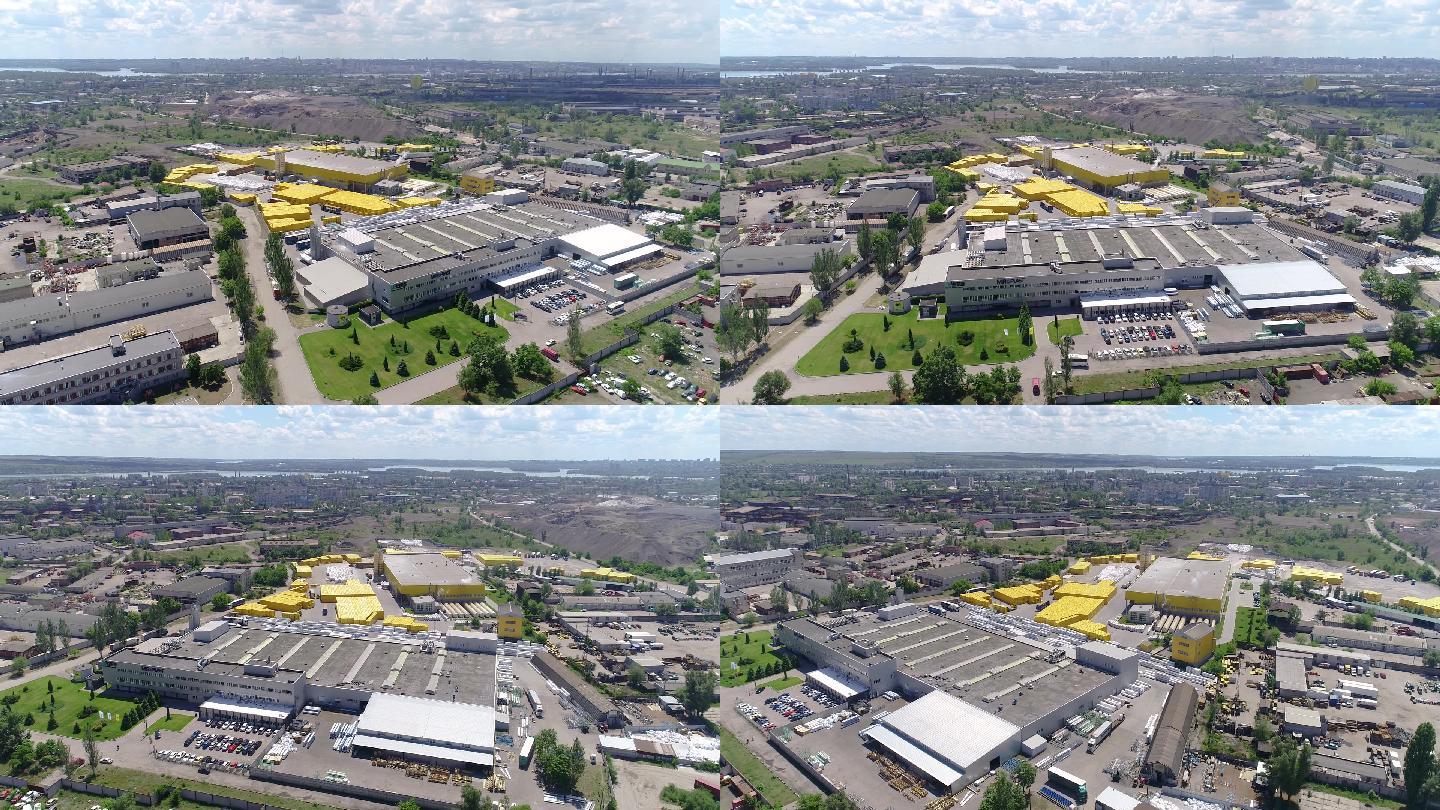 一个从空中看具有黄色外观的工厂。