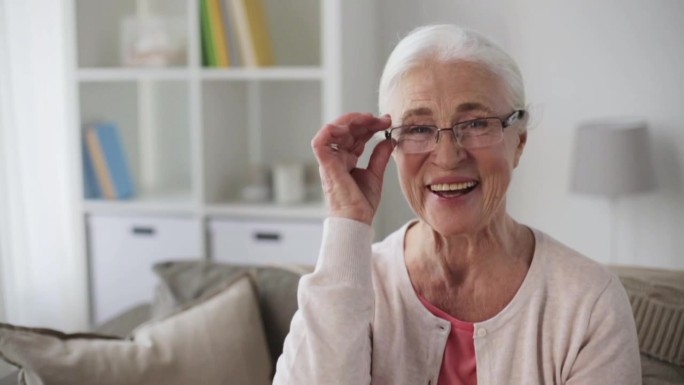 家中戴眼镜的快乐老妇人画像