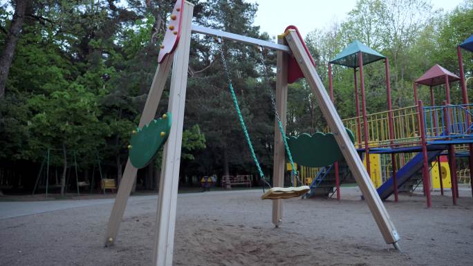 公园里的儿童游乐场空无一人