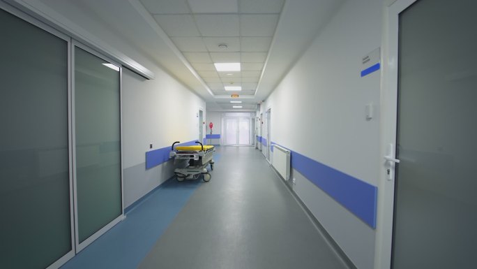 医院里有医疗轮床的走廊