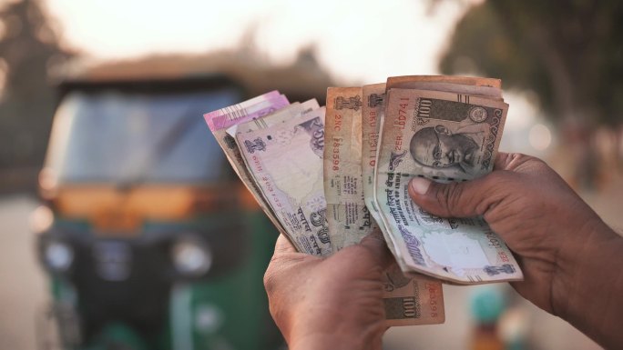 一名男子在数钱印度卢比现金纸钱钞票纸钞
