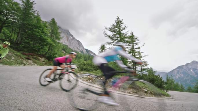 山地自行车运动年轻人户外运动健康生活骑行