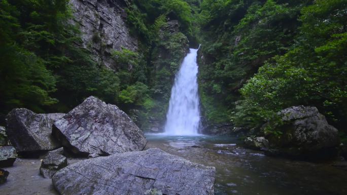 山里的瀑布