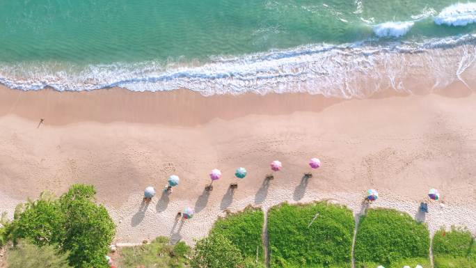 泰国普吉岛日落时热带海滩上的人群