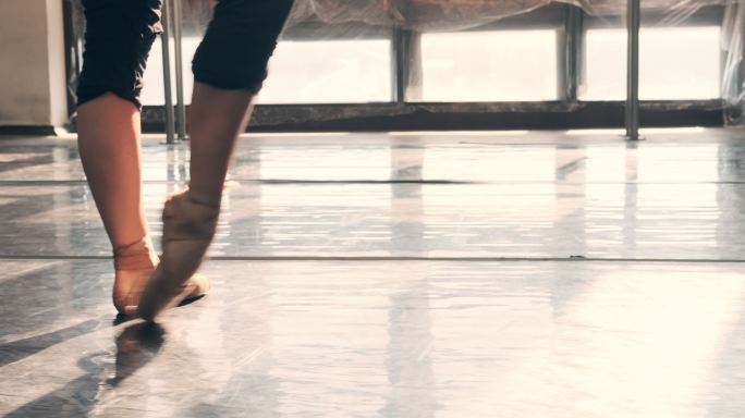 芭蕾舞演员在舞厅练习
