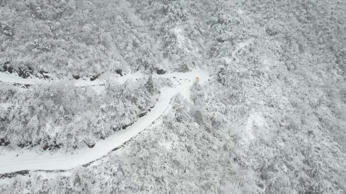 4K高山大雪巡线车辆电力铁塔视频素材