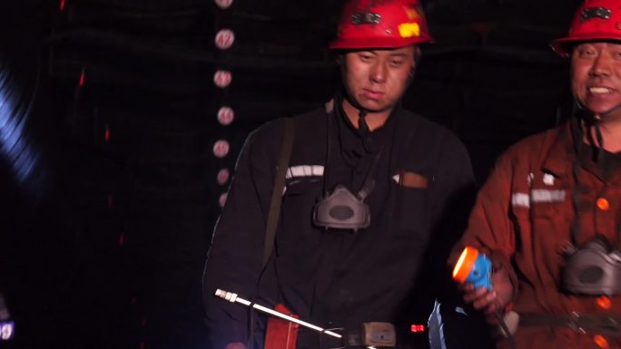 煤矿 矿道 工人维修