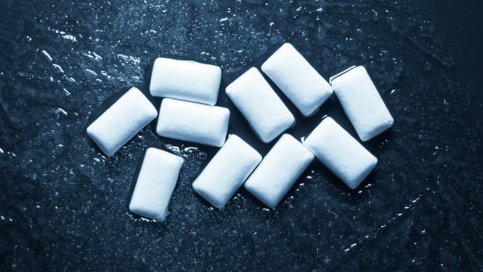 在冰中冷冻口香糖的特写镜头。