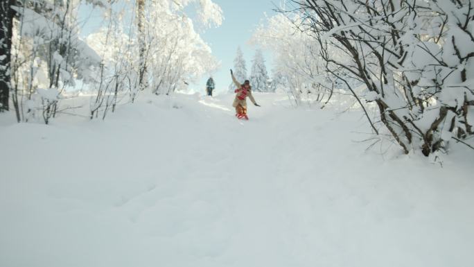 在雪林中骑雪橇下山的人