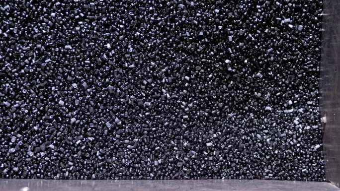 机床使用水压和气压制造塑料