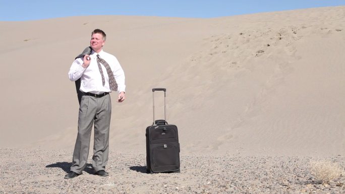 商人在沙漠中迷失沙漠地区西装商务