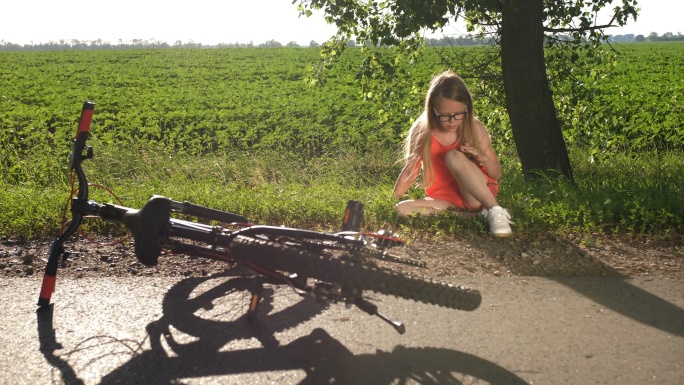骑自行车摔倒的小女孩