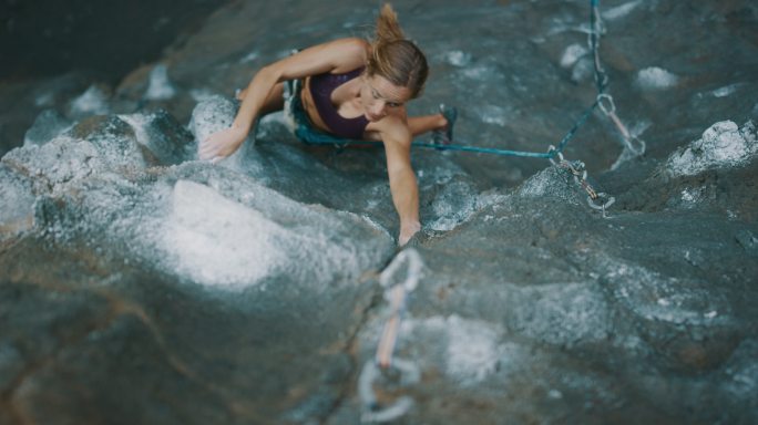 爬上岩石表面徒手攀爬极限运动女人女性女士