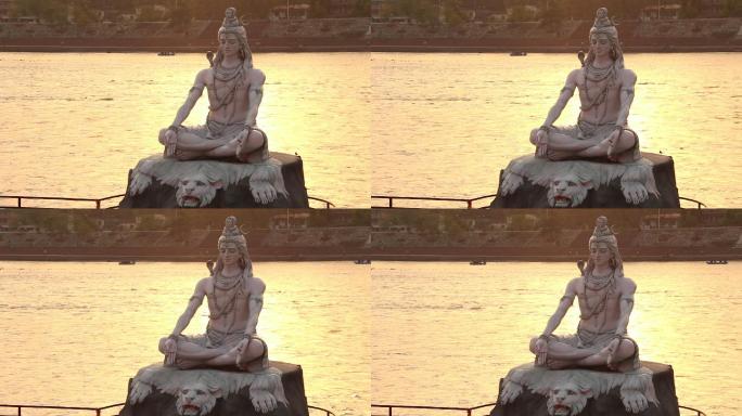 恒河河岸上湿婆神雕像。