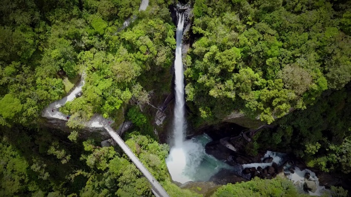 厄瓜多尔巴诺斯瀑布鸟瞰图