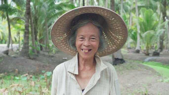 在椰子农场工作的亚裔女农场主