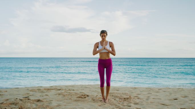 在海边练习瑜伽的女人