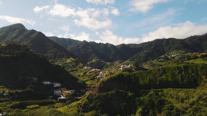 群山中的城镇风景湖泊风光延时山河森林云海