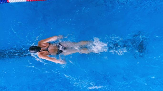 女游泳者在蝶泳防护眼镜锻炼