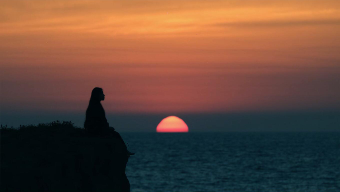 夕阳背影、唯美夕阳、情绪女孩、海边剪影