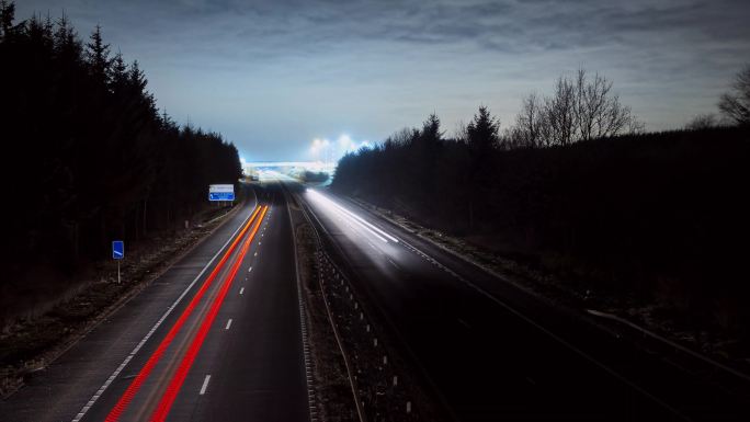 夜间道路和交通灯延时摄影