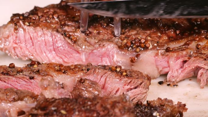 慢动作切片烤牛排餐桌牛肉即食