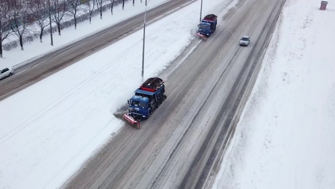 下雪后，公路上有带除雪器的卡车