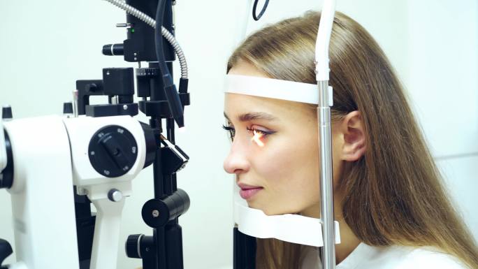 检查病人眼睛的新医疗设备。