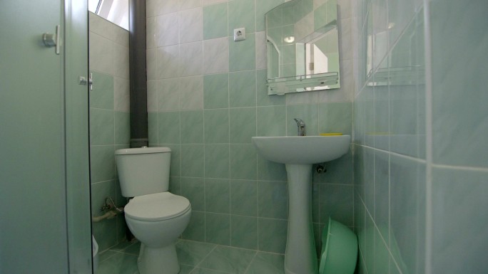 在廉价经济的酒店客房内提供带盥洗池和淋浴的浴室