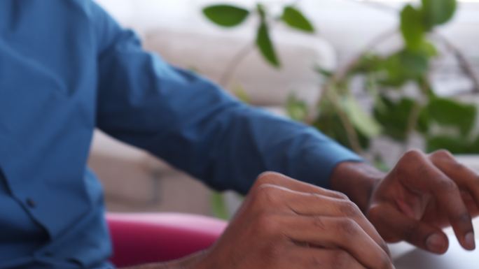 快乐的商人使用笔记本电脑