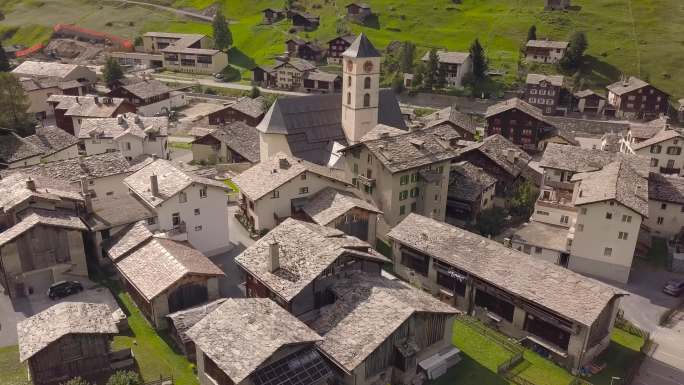 瑞士的一个山村小村子无人机视角旋转国外