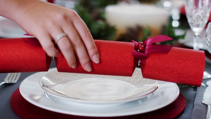 将红色圣诞装饰放在桌子的盘子上