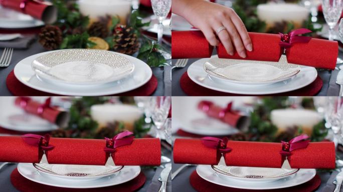 将红色圣诞装饰放在桌子的盘子上