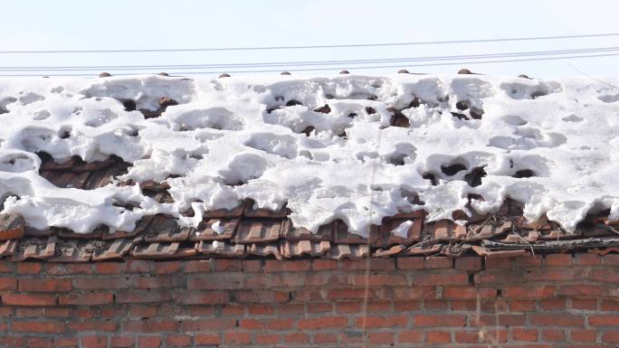 白色的雪覆盖乡村房檐