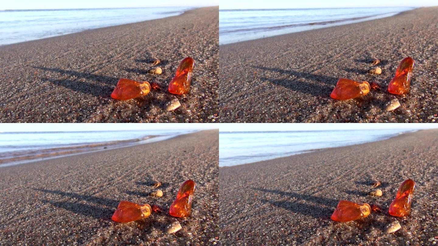 天然琥珀石在海滩沙滩上