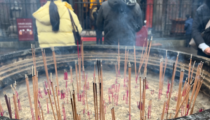 成都文殊院过年敬香祈福祝福中国传统文化