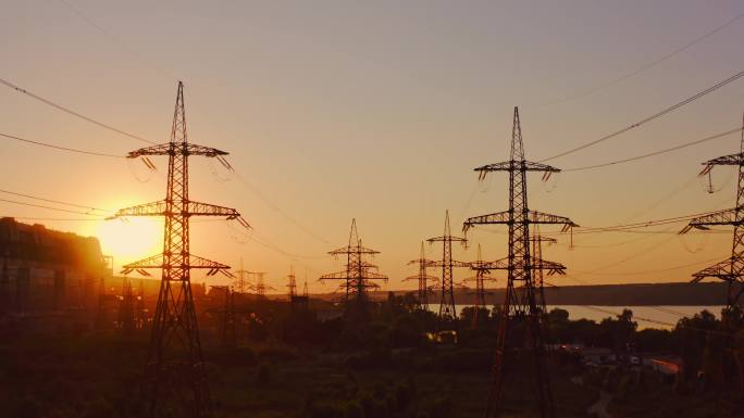 日落时的高压电线电塔国家电网生活用电