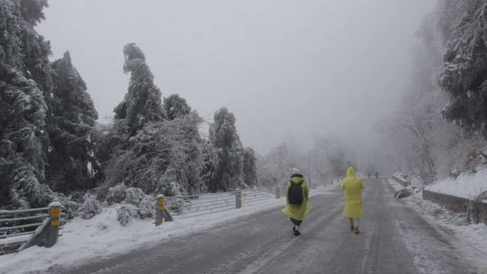 6K行走在冰雪雾中的山路上01